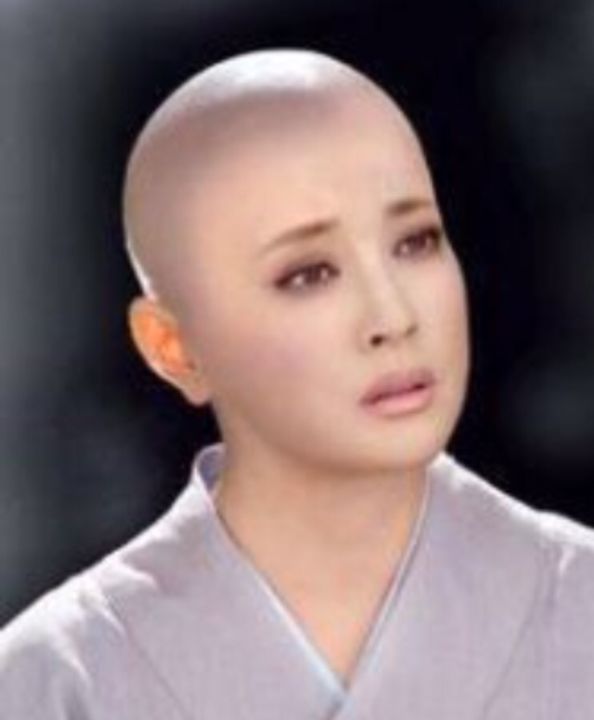 她一生到底与佛教有何渊源，为何两次出家当尼姑，却又痛恨佛教