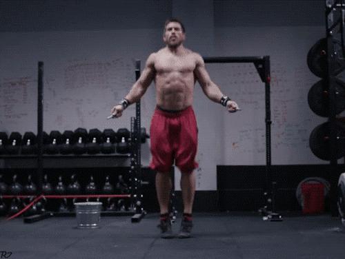 跳绳是个好运动燃脂又健脑,一分钟跳绳100-140个燃脂效率最高