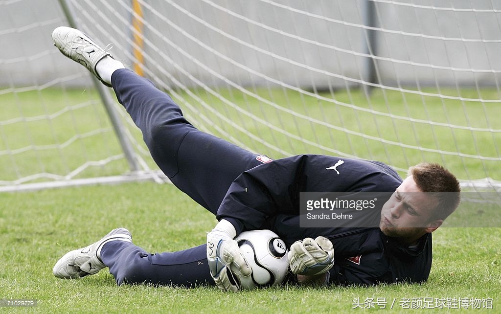 足球鞋历史第一战靴,历史最好碎钉足球鞋