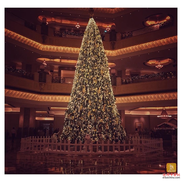 迪拜国家巨大圣诞树,阿联酋皇宫酒店装饰的圣诞树