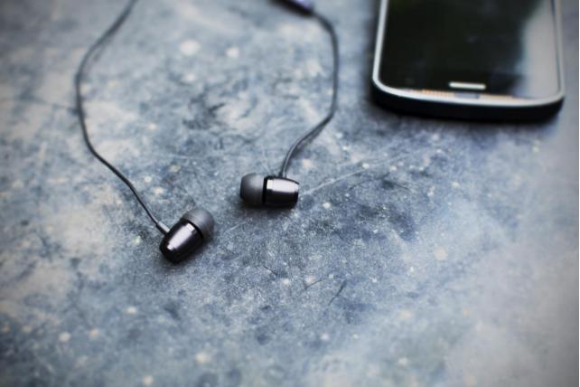 百元佩戴舒适头戴耳机,百元耳机戴着最舒服