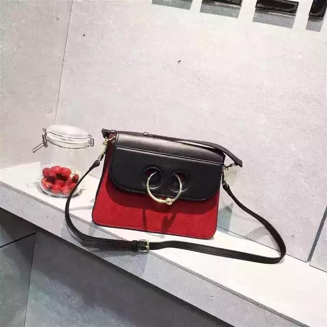 包治百病,我与时髦girl之间只差一枚“麂皮”包了!