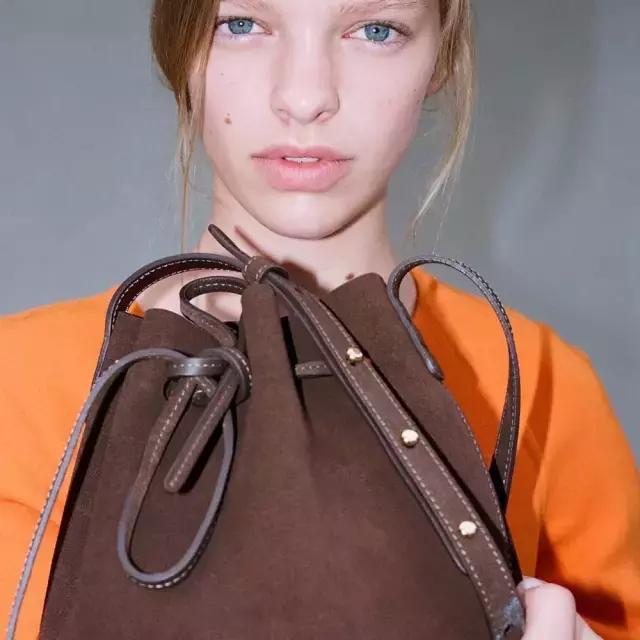 包治百病,我与时髦girl之间只差一枚“麂皮”包了!