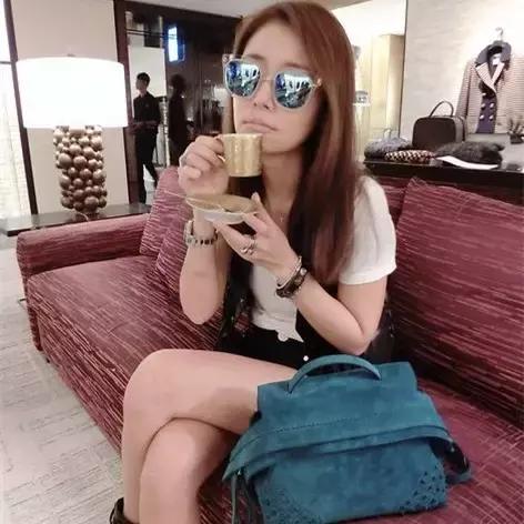 包治百病,我与时髦girl之间只差一枚“麂皮”包了!