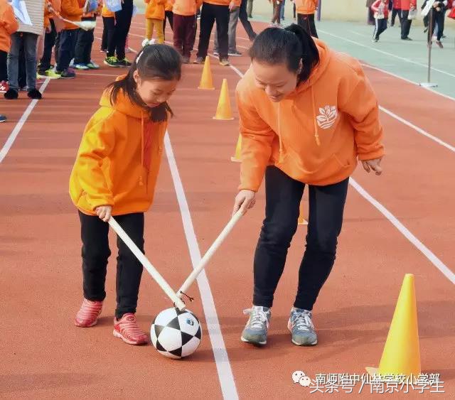夹球接力跑亲子运动会,亲子运动会小中大