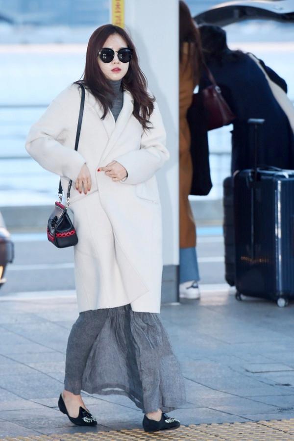 韩国女明星皮衣机场街拍,韩国女明星穿阿迪