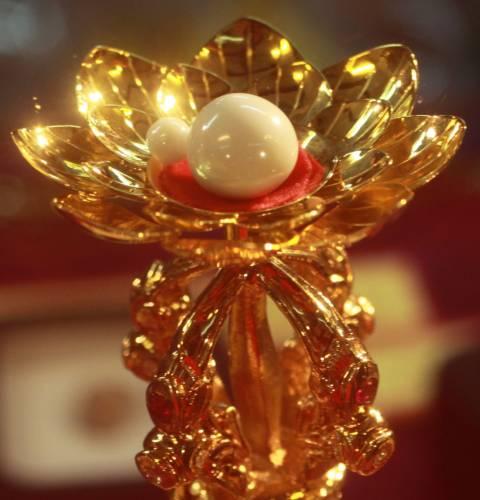 此物是佛门之宝，夜晚能发出诡异的光芒，千百年来谜团重重