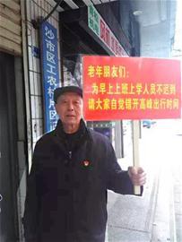 老年人挤公交车真厉害,老年人早高峰挤公交解决对策