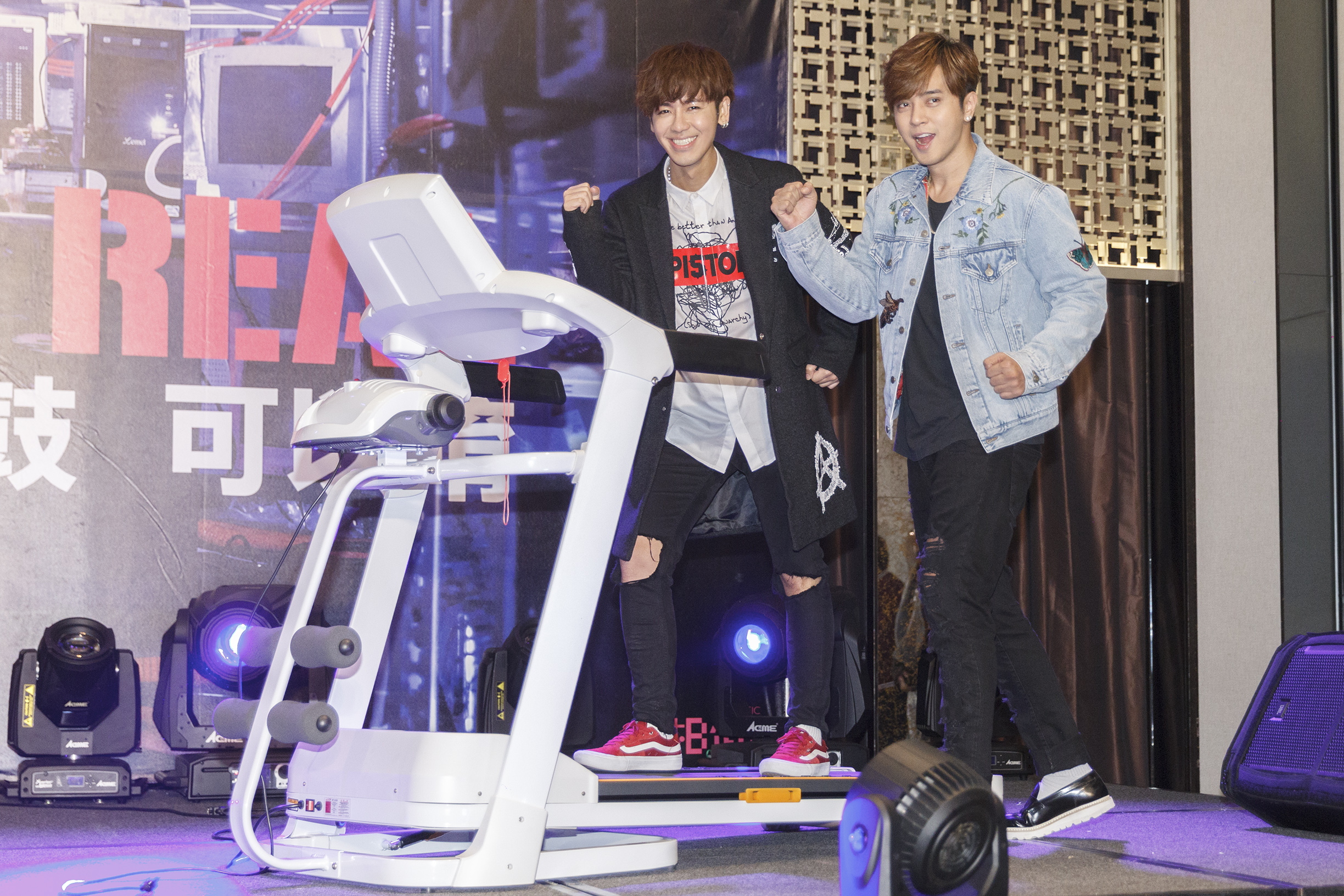 “全能型魔电新声”鼓鼓好人缘演艺圈众好友献“声”力挺