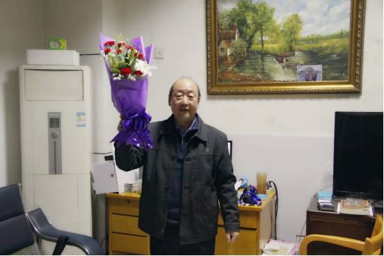 浙传图书馆方大爷要暂别我们了！考研的同学特意买了花为他送行