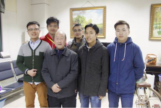 浙传图书馆方大爷要暂别我们了！考研的同学特意买了花为他送行