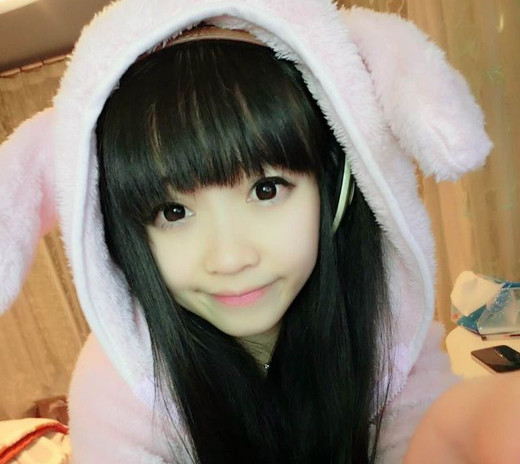 当张琪格站在冯提莫旁边时,才知道1米5并不是传言