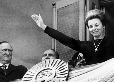 异国偶遇*亡流**老总统，她弃艺追随结为夫妻，后为世界第一位女总统