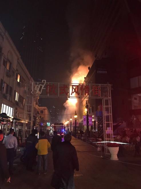 昨晚，小白楼欧式风情街一商铺发生火情！
