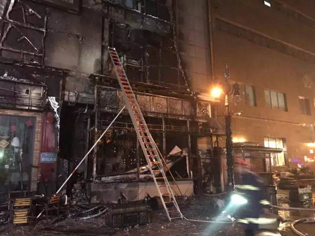 昨晚，小白楼欧式风情街一商铺发生火情！