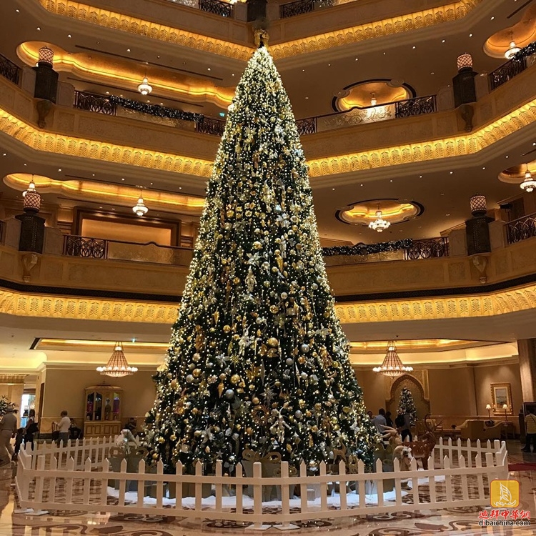 迪拜国家巨大圣诞树,阿联酋皇宫酒店装饰的圣诞树