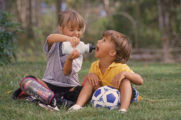不会自己喝水的宝宝,不会喝水的宝宝怎么办