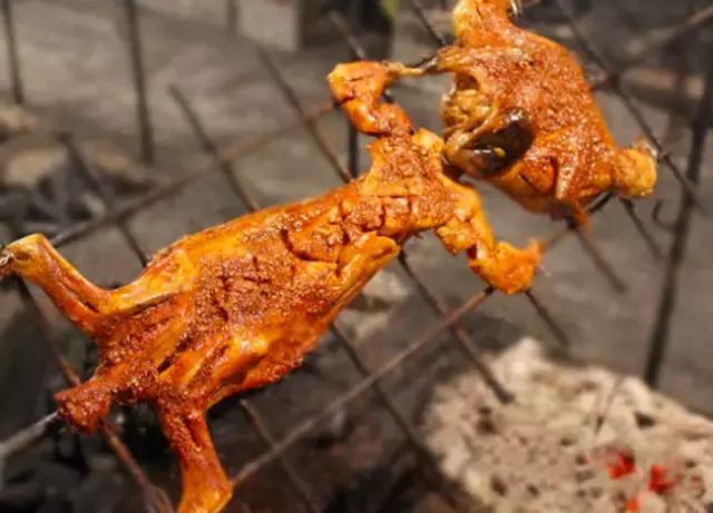 我要投诉这些店！藏在卡卡角角的烂棚棚，排队排了3天才吃到！