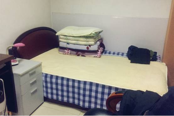 浙传图书馆方大爷要暂别我们了！考研的同学特意买了花为他送行