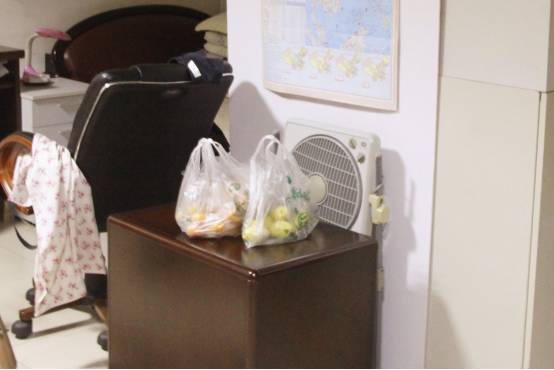 浙传图书馆方大爷要暂别我们了！考研的同学特意买了花为他送行