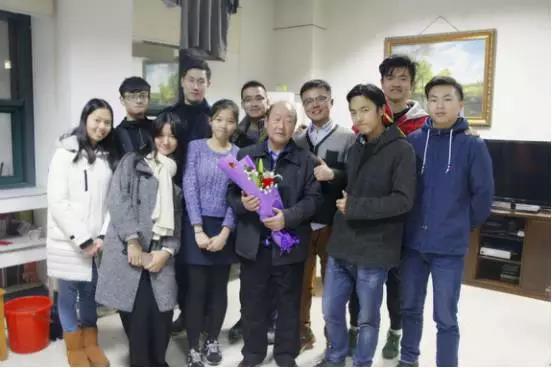 浙传图书馆方大爷要暂别我们了！考研的同学特意买了花为他送行