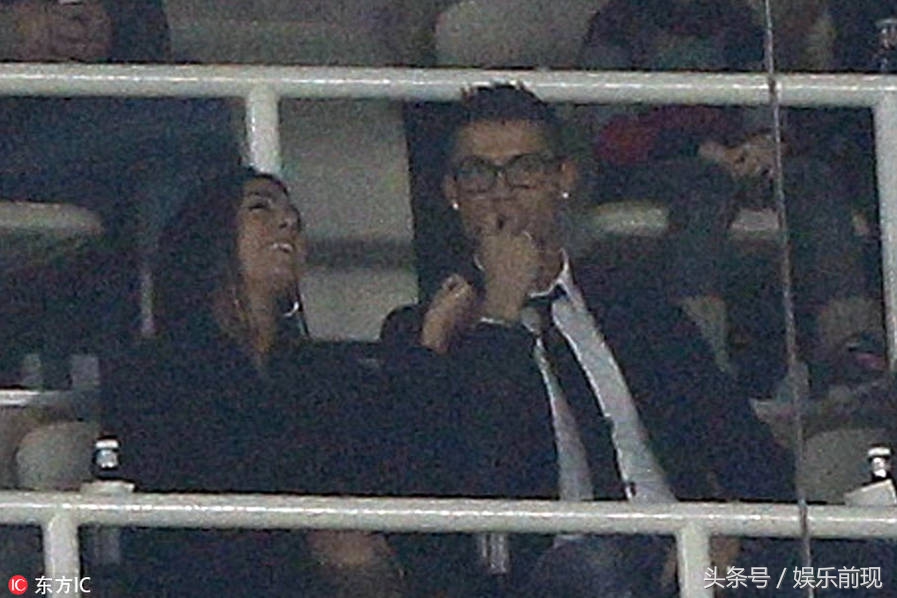 c罗戴眼镜女球童,c罗戴眼镜图片