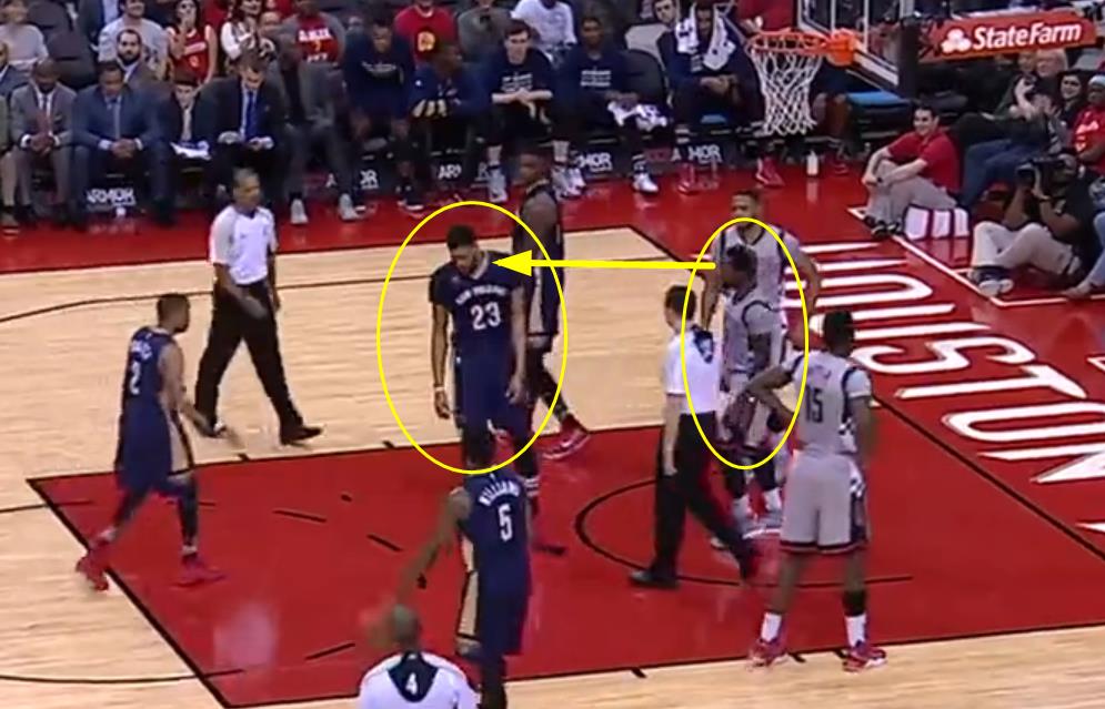 黑贝好萌！个矮捞不着球，只能从篮筐下面捅回去了