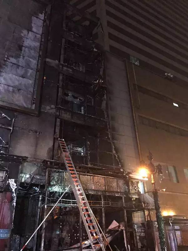 昨晚，小白楼欧式风情街一商铺发生火情！