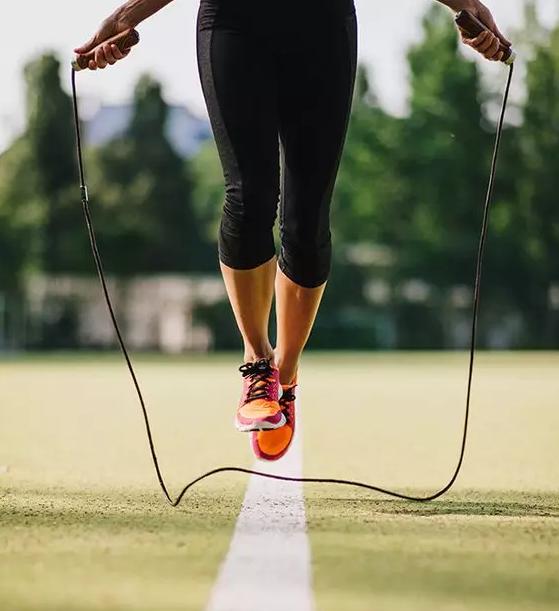 跳绳是个好运动燃脂又健脑,一分钟跳绳100-140个燃脂效率最高