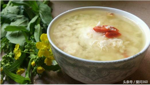 米酒红糖煮鸡蛋功效怎么做,糯米酒煮鸡蛋的做法与功效