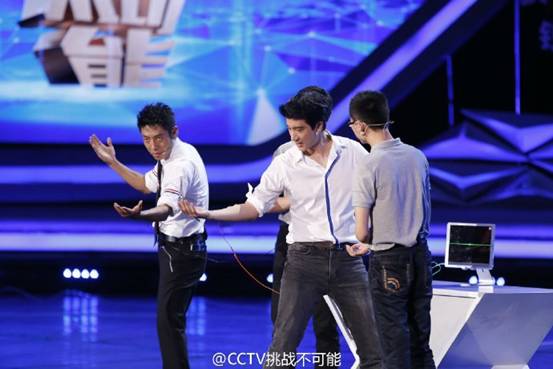 浙大学生上央视用脑电波实现意念操控！让撒贝宁成功脑控王力宏？