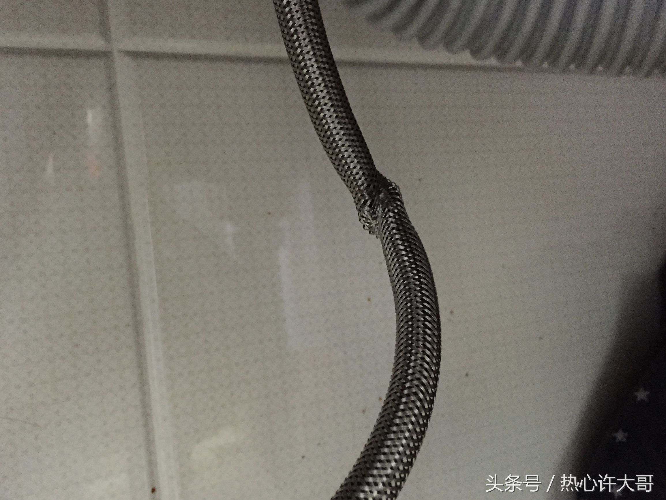 家里跑水不出热水了,家里洗澡跑水了怎么办