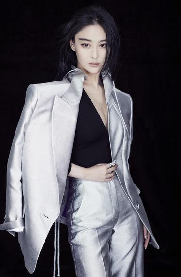 张馨予穿军装比范冰冰还漂亮,张馨予光头造型美过范冰冰