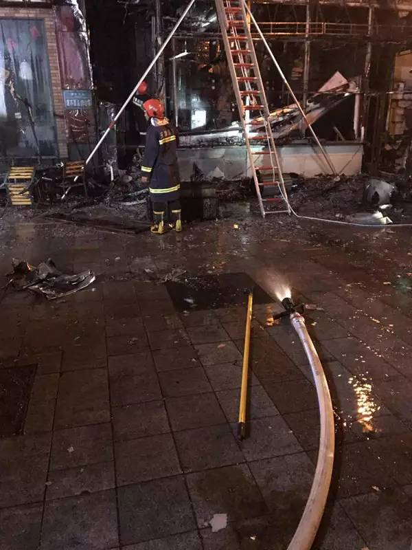 昨晚，小白楼欧式风情街一商铺发生火情！