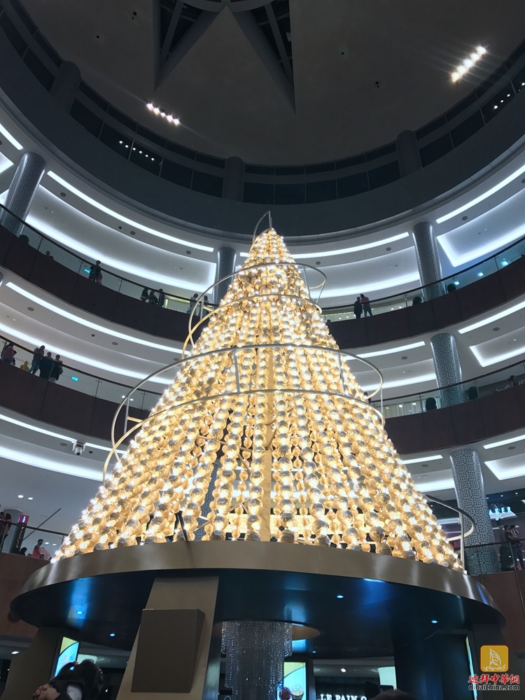 迪拜国家巨大圣诞树,阿联酋皇宫酒店装饰的圣诞树