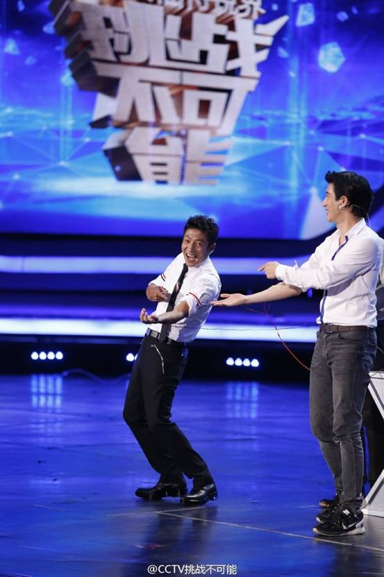 浙大学生上央视用脑电波实现意念操控！让撒贝宁成功脑控王力宏？