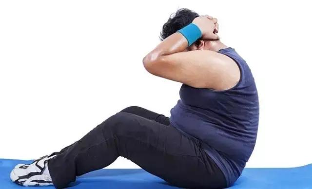 如何做仰卧起坐不费力,仰卧起坐会伤到腰椎是真的吗