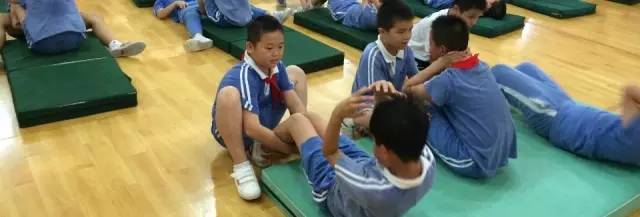 如何做仰卧起坐不费力,仰卧起坐会伤到腰椎是真的吗