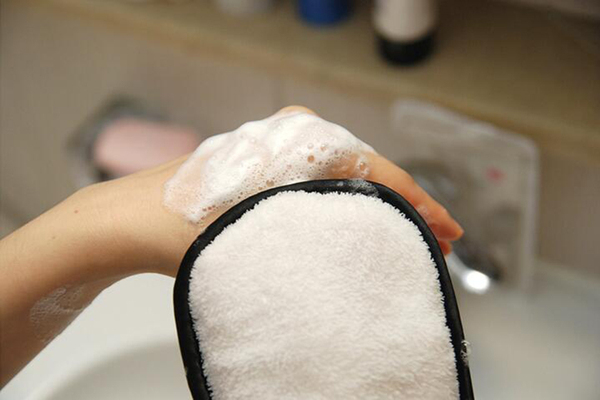 肌肤上的污垢怎么去除,白头粉刺正确消除方法