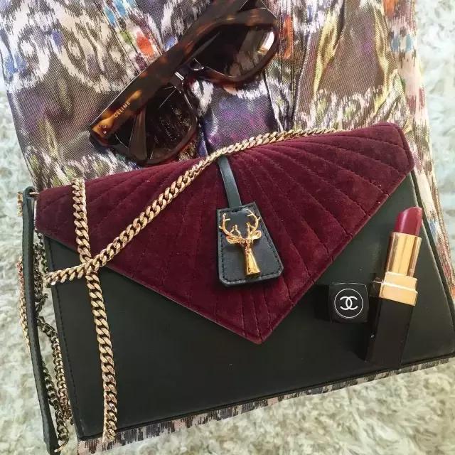 包治百病,我与时髦girl之间只差一枚“麂皮”包了!