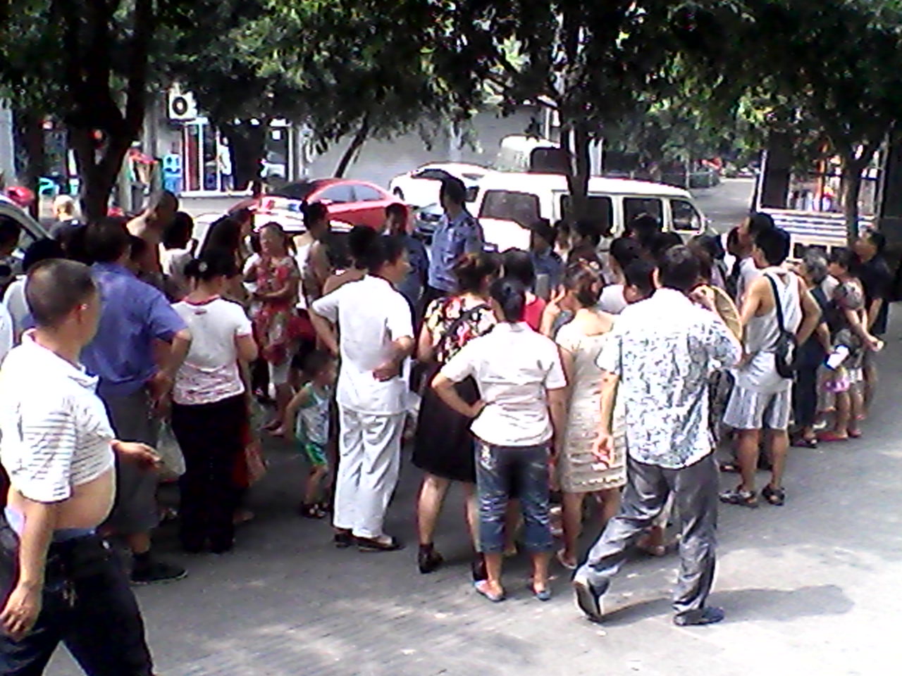 只因好奇，围观群众眼睛被灼伤，眼前一片漆黑，赶紧送急诊