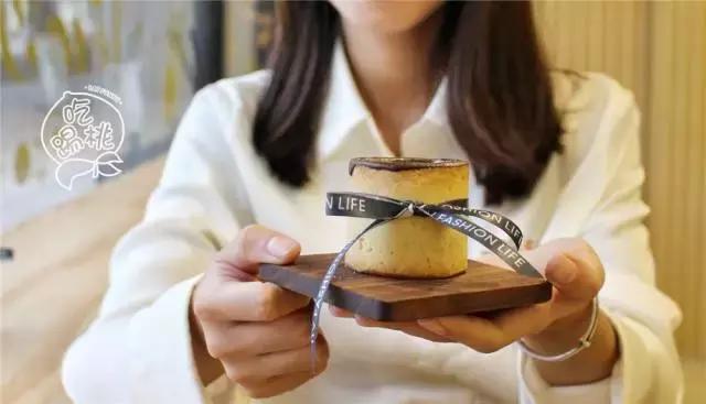 圣诞搞事啊!这杯咖啡竟好喝得我连杯子都吃掉了!