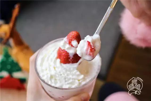 圣诞搞事啊!这杯咖啡竟好喝得我连杯子都吃掉了!