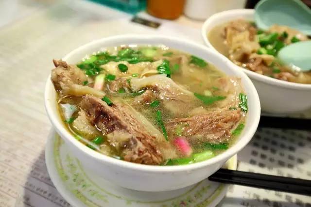 香港这家传统小吃牛肉汤店,明星经常光顾的香港牛腩店