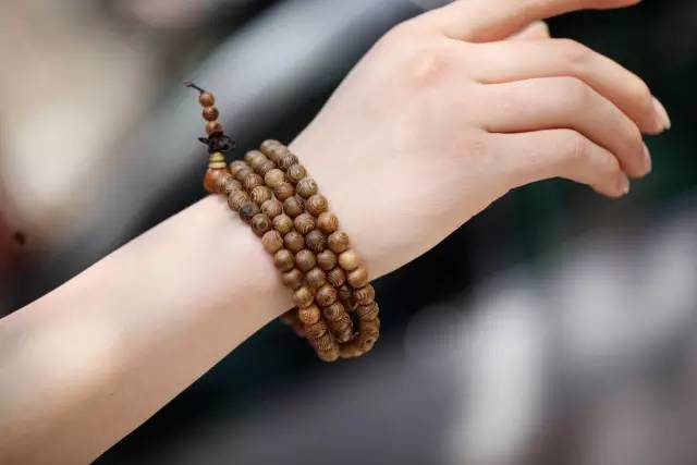 文玩圈里最受欢迎的7种木质手串,史上最权威的木质文玩手串排行