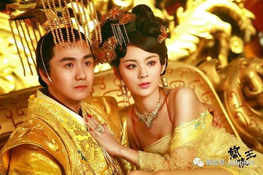 这位美丽妃子是中国史上第一*奴性**，皇帝让她躺在朝堂上搔首弄姿！