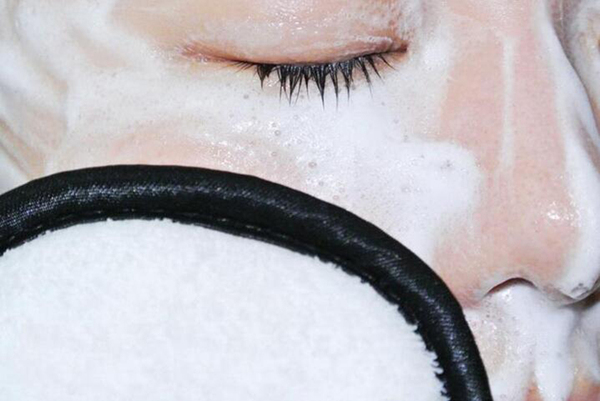 右脸颊长痘的原因及调理方法_治疗痘痘很简单