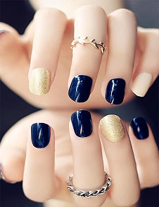 女人涂甲油,女生涂大红色脚甲油