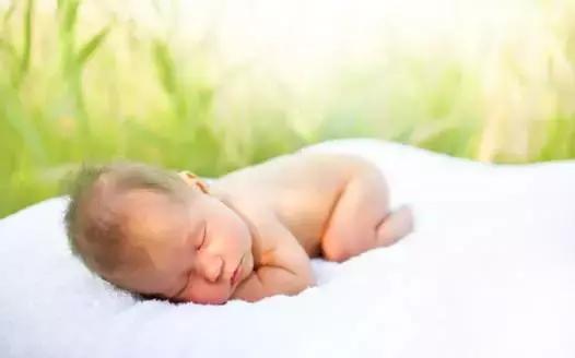 冬天怎么给新生儿晒太阳,新生儿可以出门晒太阳吗