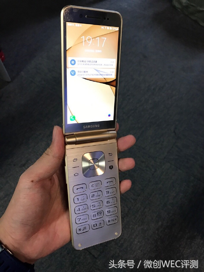 三星w2017现在还值得入手吗,三星w2017和w2017+的区别